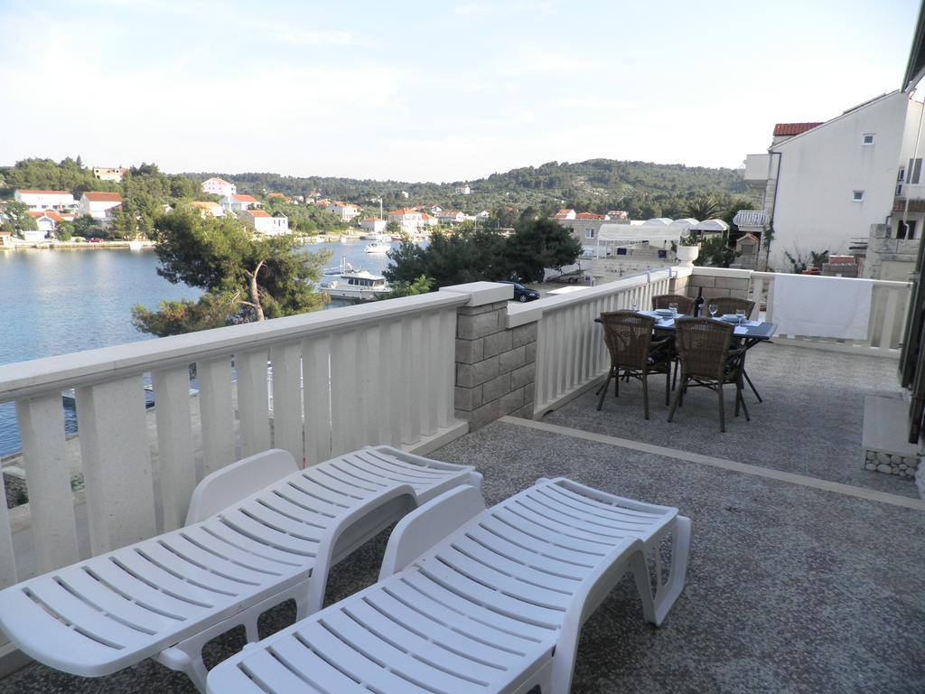 Apartments Holiday Lumbarda Exterior foto